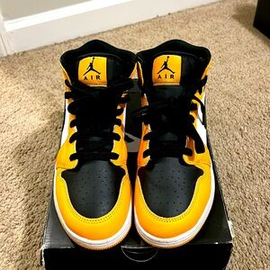 Air Jordan 1 Mid GS